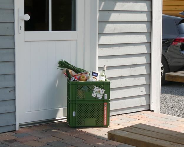 Grüne Kisten vor Haustür