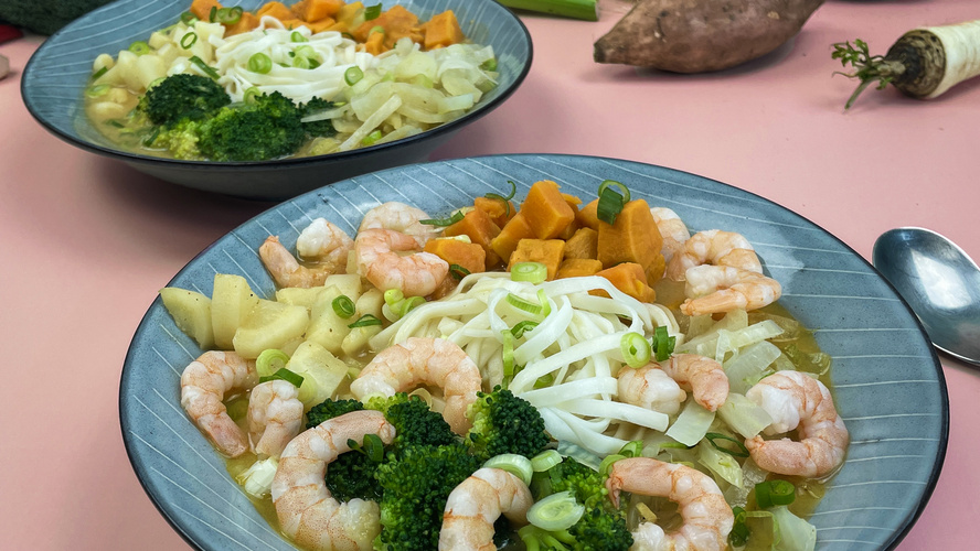 Rezeptbild für 339. Curry-Nudelsuppe mit Süßkartoffeln, Brokkoli und Garnelen