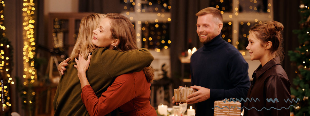 Header Geschenke Freunde Umarmung Weihnachten