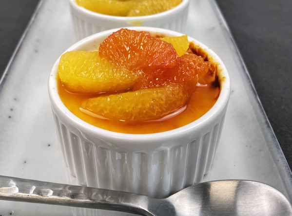 Creme Brulee mit Cara cara Orangen im Gewürzsud