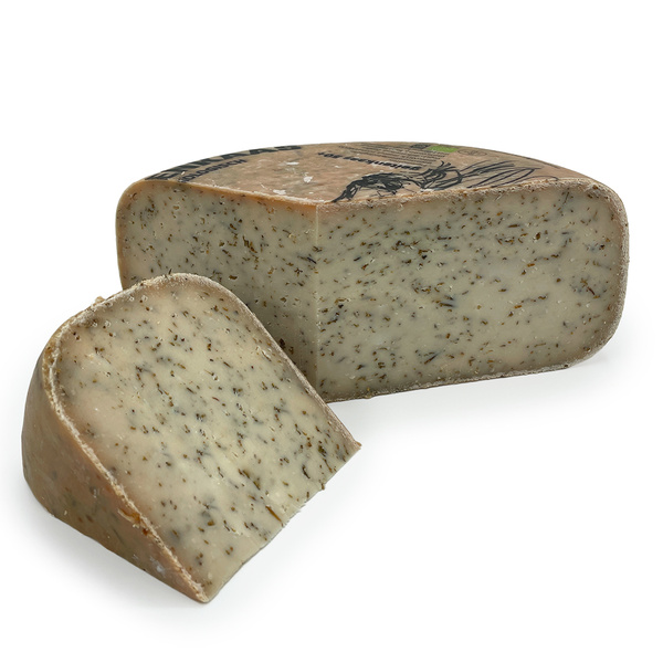 KI generiert: Ein Stück und ein Laib Kräuterkäse, geschnitten, auf weißem Hintergrund.