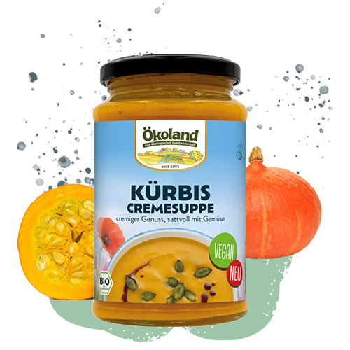 KI generiert: Ein Glas Ökoland Kürbiscremesuppe mit Kürbissen im Hintergrund. Text: "KÜRBIS CREMESUPPE."