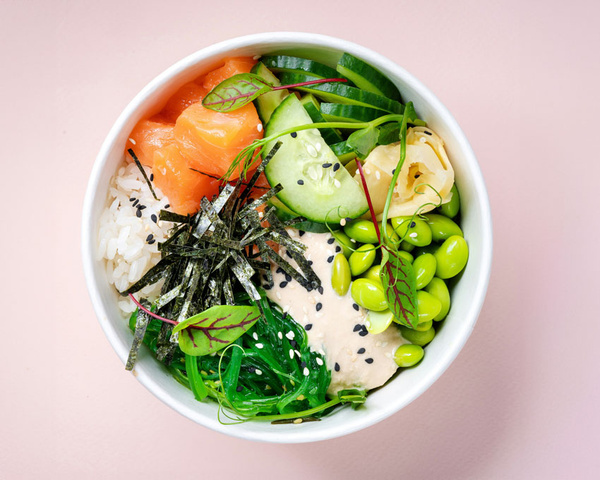 Poke Bowl mit zerkleinerten Noriblättern