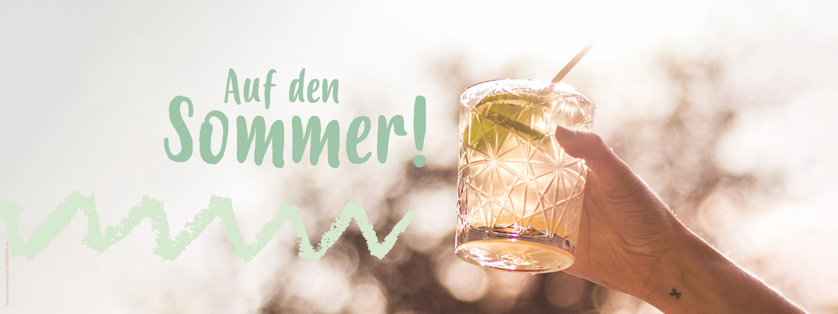 Hand hebt Glas in die Luft 