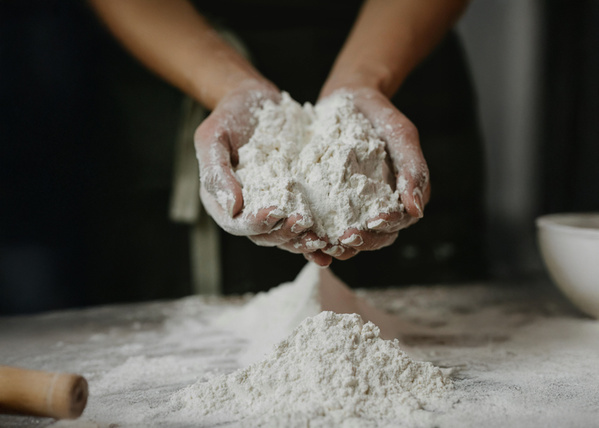 Mehl verarbeiten Hand