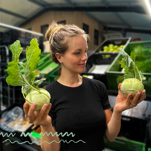 Lisa mit zwei Kohlrabi in der Hand 