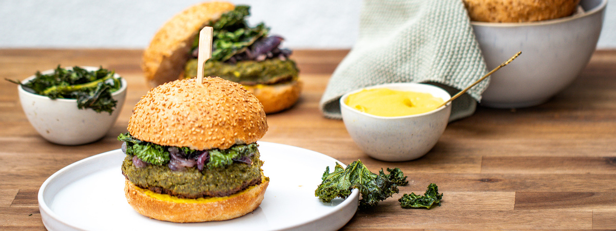 Rezept des Monats Februar 25_Grünkohl-Burger mit karamellisierten Zwiebeln