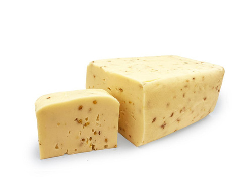 KI generiert: Ein rechteckiger Käseblock mit einer abgeschnittenen Scheibe, mit Gewürzen durchzogen.