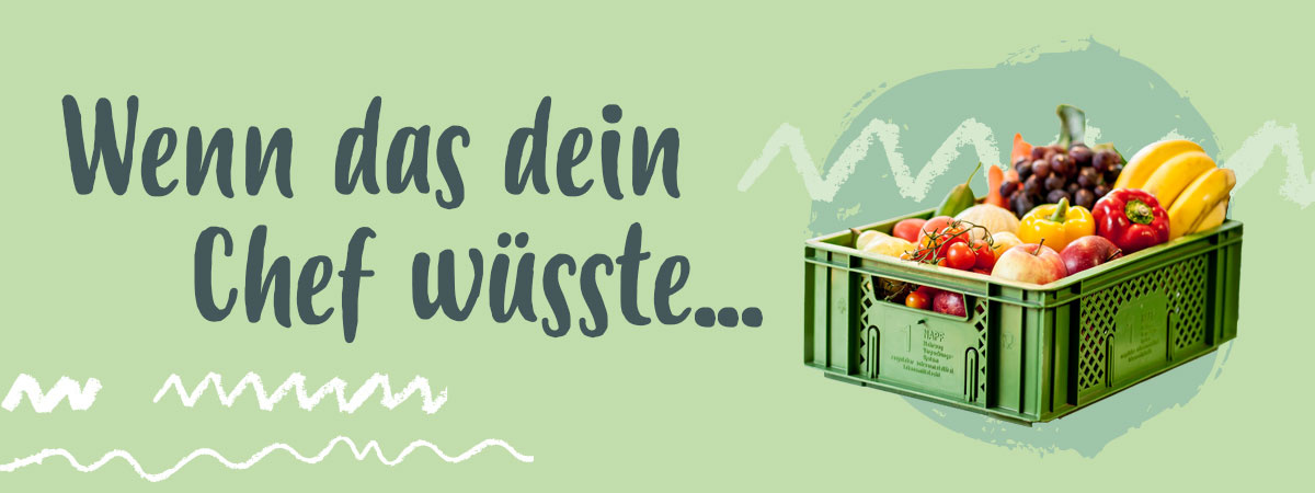 KI generiert: Das Bild zeigt zwei lachende Frauen, die in einer Küche zusammen Wein trinken und eine Mahlzeit zubereiten. Links ist ein grüner Bereich mit einer Grafik von einem Paket mit drei Sternen darüber.