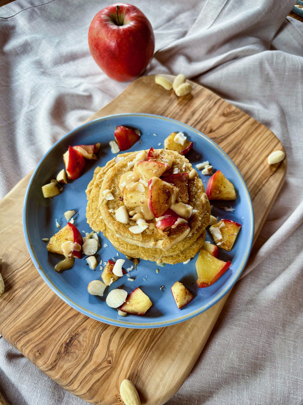 Leckere Frühstückspancakes mit gebratenem Apfel