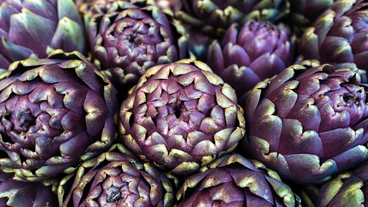 KI generiert: Das Bild zeigt eine Nahaufnahme von violetten Artischocken.