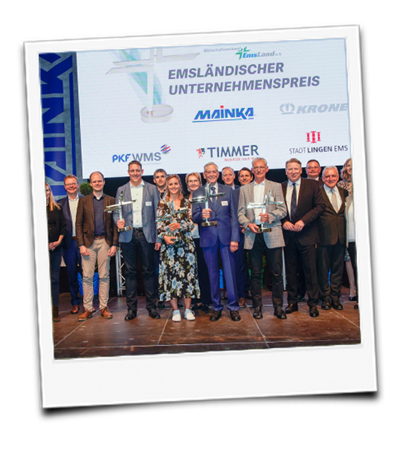 KI generiert: Menschen posieren gemeinsam auf einer Bühne für den Emsländischen Unternehmenspreis.