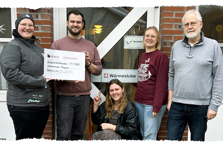 Biobote und das Team der Wärmestube bei der symbolischen Scheckübergabe über 1800,- Eur