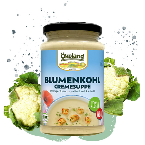 KI generiert: Ein Glas Ökoland Blumenkohlcremesuppe vor Blumenkohlköpfen. Text: "Blumenkohl Cremesuppe, vegan, neu".