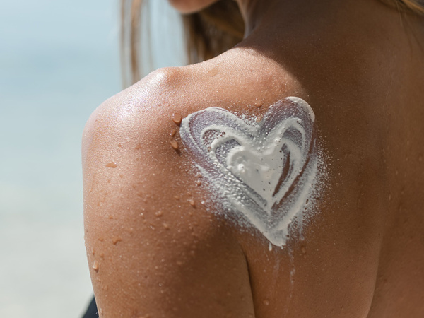 Sonnencreme herz auf Haut