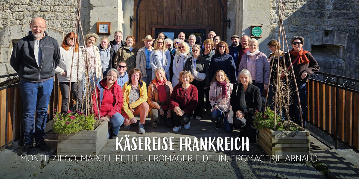 KI generiert: Eine Gruppe von Menschen posiert draußen. Text: "Käsereise Frankreich Monte Ziego, Marcel Petite, Fromagerie Delin, Fromagerie Arnaud".
