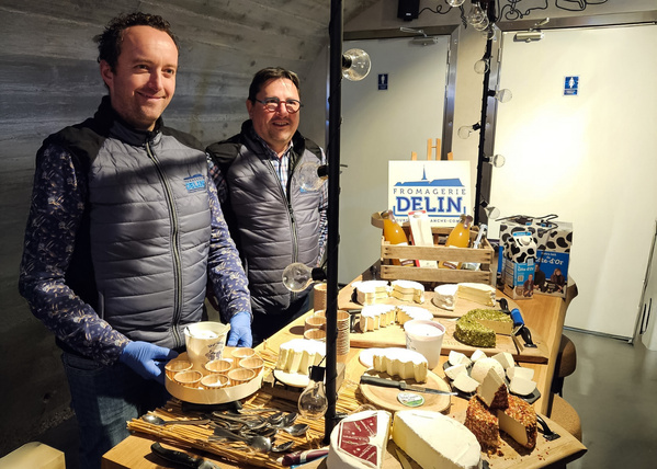 Feschäfstführer Fromagerie Delin mit Käsetafel