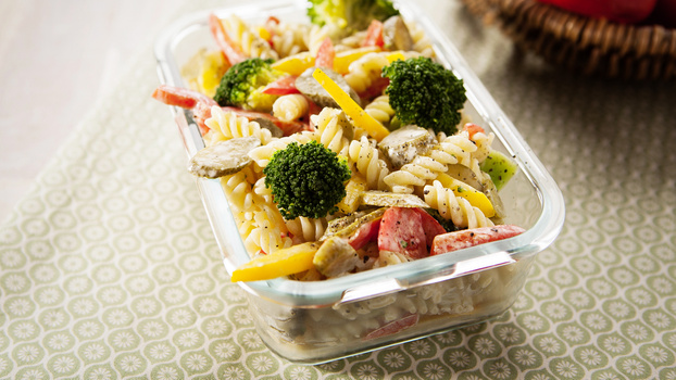 Rezeptbild für 236. Bunter Nudelsalat mit Brokkoli, Paprika und sauren Gurken