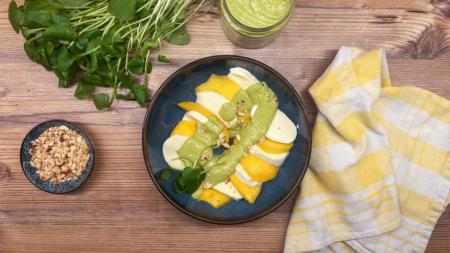 Rezeptbild für 420. Mango-Mozzarella-Salat mit Postelein-Creme und gerösteten Haselnüssen