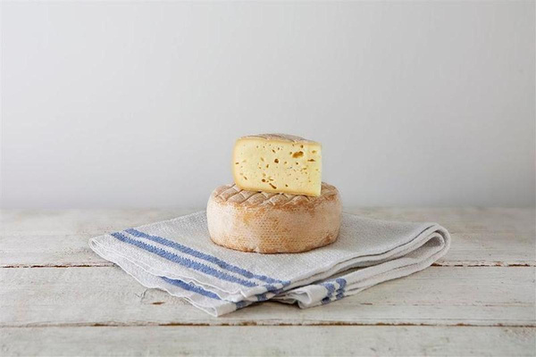 Produktfoto zu Hofkäserei Backensholz - Husumer - 10 Wochen gereift, 50% Fett i. Tr.