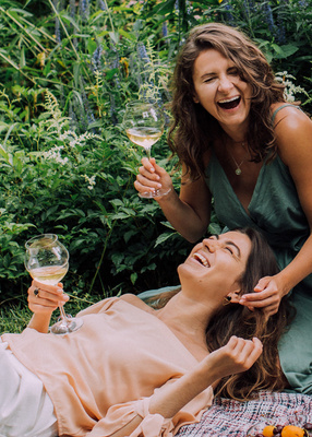 zwei Frauen trinken Wein und haben spaß