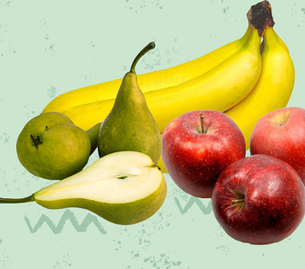 Banane, Birnen und Äpfel vor blauem Hintergrund. Enthält keinen Text.