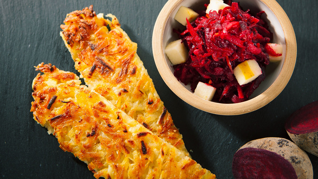 Rezeptbild für 247. Knusprige Kartoffel Pastinaken Rösti mit Rote Bete Apfelsalat (vegan)