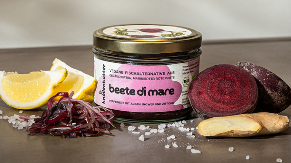 KI generiert: Ein Glas "beete di mare" mit veganer Fischalternative aus marinierten Rote Beeten, Zitrone und Ingwer.