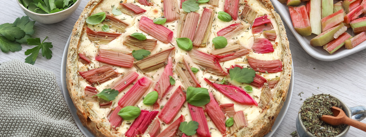 Header Ökokistenverband Rezept des Monats 05 25 - Herzhafter Rhabarber- Käsekuchen